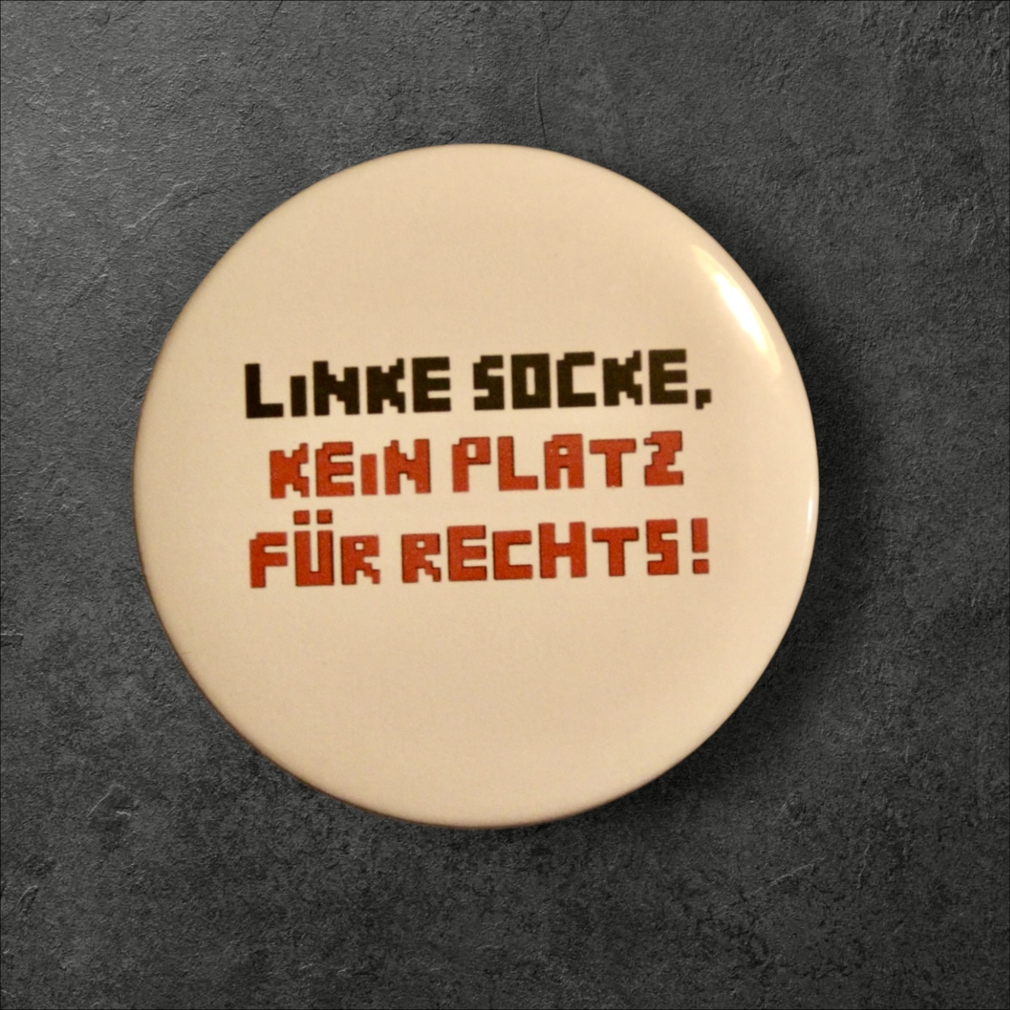 📍Button (Brosche) 58mm – LINKE SOCKE, KEIN PLATZ FÜR RECHTS! Schwarz-Rot